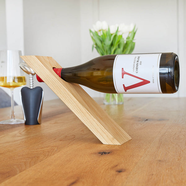 Weinregal Hanglage-Weinhalter für 1 Weinflasche-Schwebende Weinflasche-Holz Eiche-mit Deko auf Tisch
