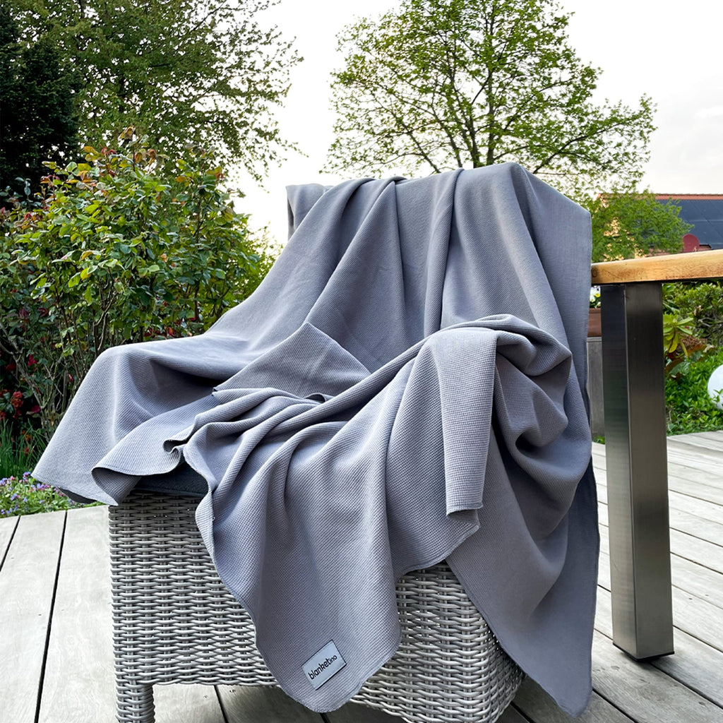 Große gemütliche Sommerdecke von Blanketino in taupe grau.