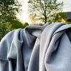 Große gemütliche Sommerdecke von Blanketino in taupe grau.