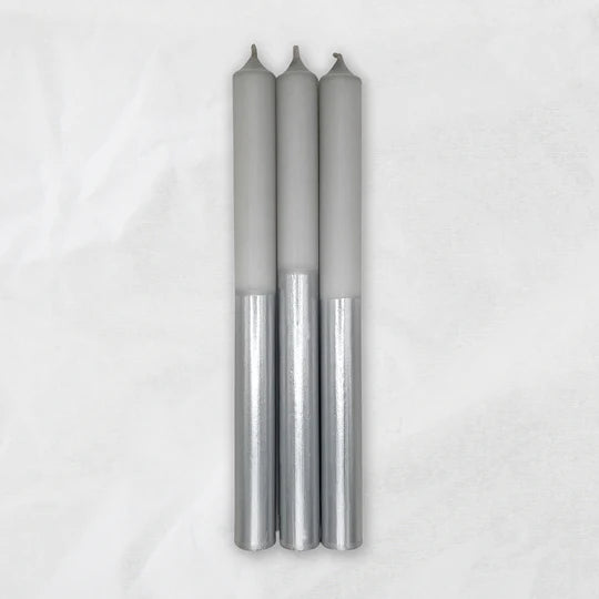 Lange Stabkerzen in silber grau metallisch von Ming Ming.