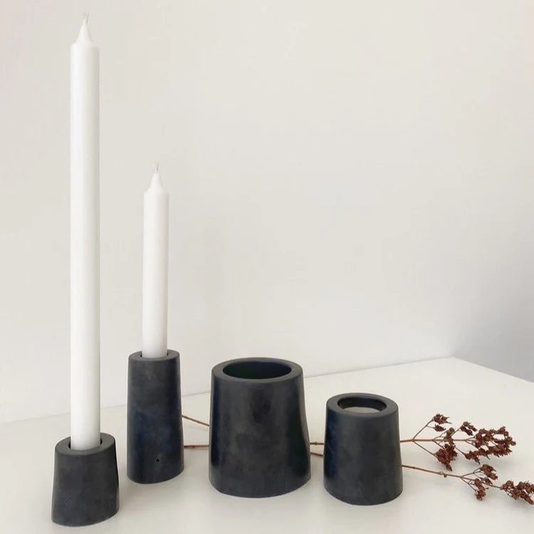Kerzenständer für Stabkerzen aus Beton von Betolz, 2er Set in dunkelgrau.