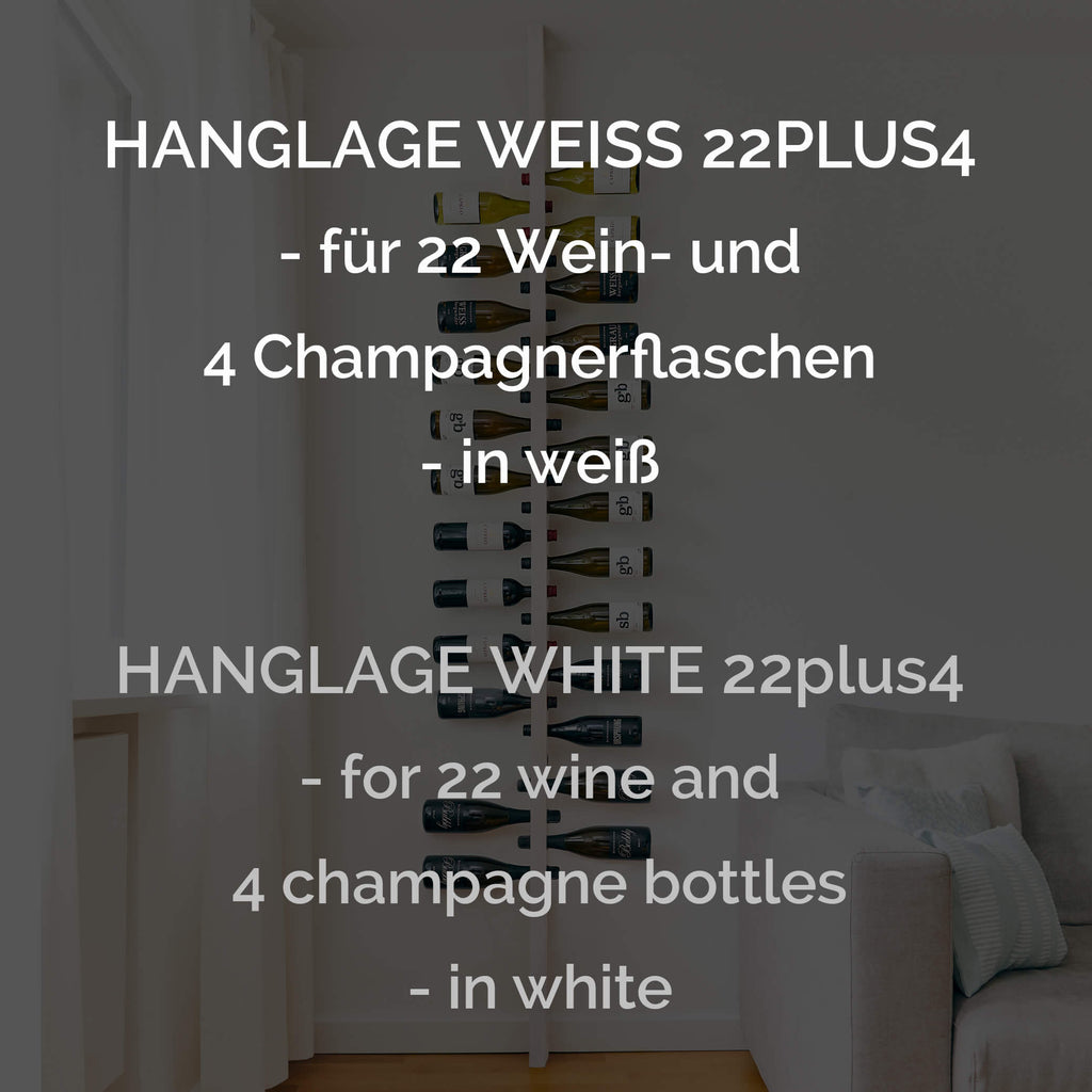 Weinregal Hanglage Weiss 22plus4-für 22 Weinflaschen und 4 Sektflaschen-aus Holz weiß lackiert für die Wand in Wohnzimmer oder Küche-Bild im Wohnzimmer mit Erklärung Text