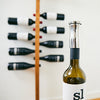 Vagnbys Weinverschluss Wine Stopper auf Weinflasche vor Weinregal