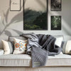 Warme Decke fürs Sofa von Blanketino in grau und gletschergrau.