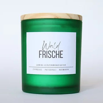 Duftkerze Waldfrische im grünen Glas mit Holzdeckel von Lumina Kerzenmanufaktur, Made-in-Germany