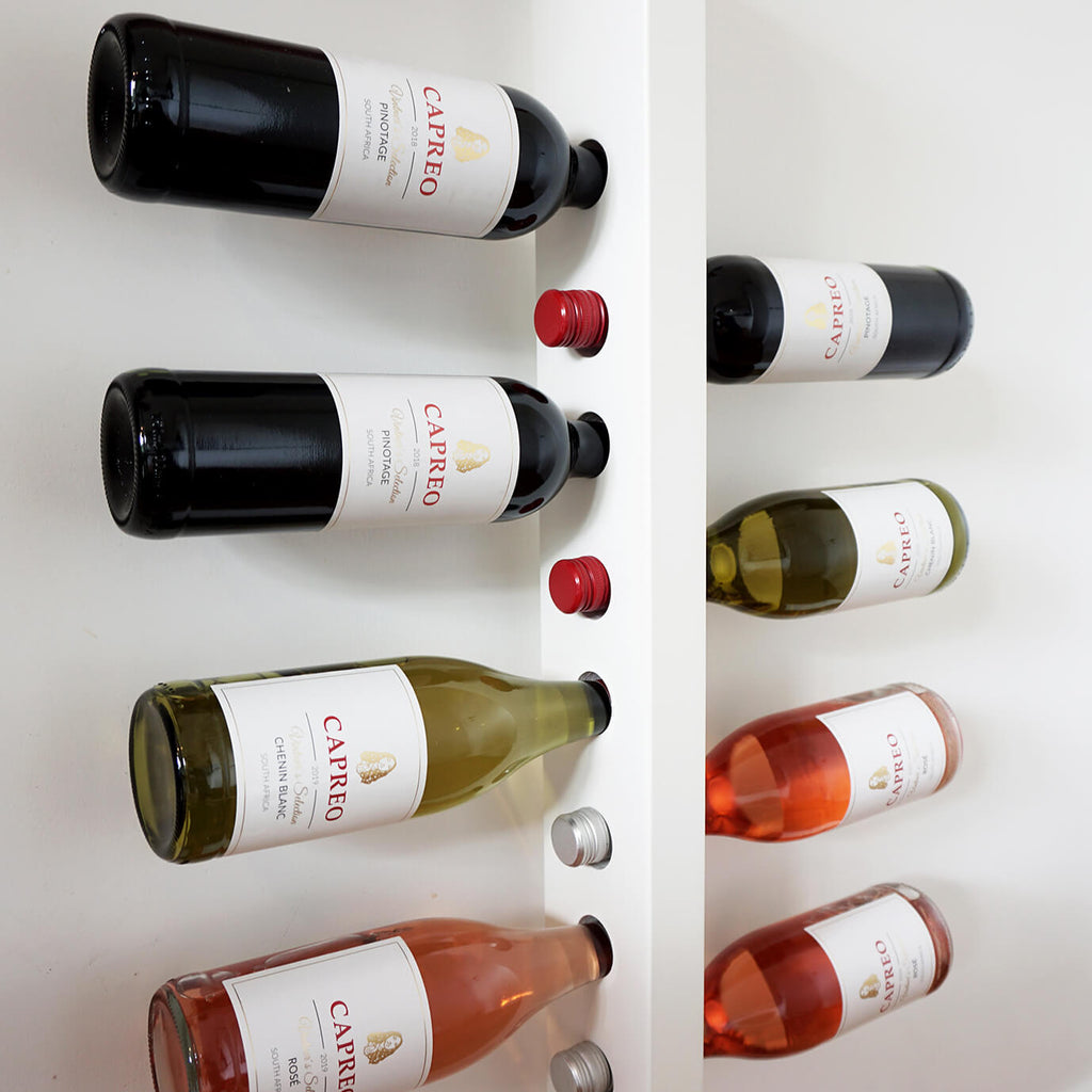 Weinregal Hanglage Weiss 22plus4-für 22 Weinflaschen und 4 Sektflaschen-aus Holz weiß lackiert für die Wand-mit Capreo Wein