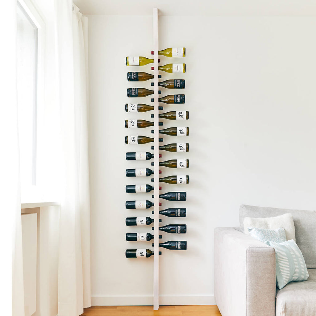Weinregal Hanglage Weiss-26 Weinflaschen- aus Holz weiß lackiert für die Wand in Wohnzimmer oder Küche-Bild im Wohnzimmer