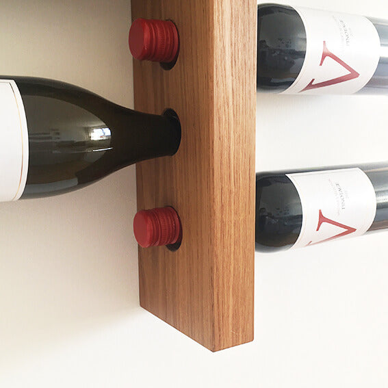 Weinregal Hanglage-Weinregal für die Wand aus Holz-unterer Ausschnitt mit Flaschen-Nahansicht
