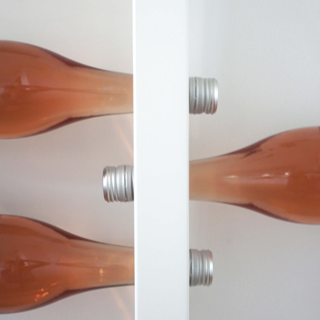 Weinregal Hanglage-Hanglage Mini Weiss-Nahaufnahme mit 3 Weinflaschen-Weinregal für die Wand aus Holz-weiß lackiert