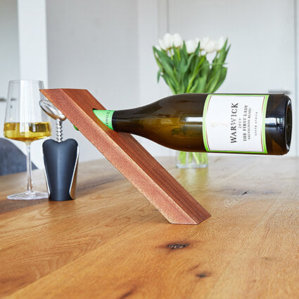 Weinregal Hanglage-Weinhalter für 1 Weinflasche-Schwebende Weinflasche-Holz Mahagoni-mit Deko auf Tisch