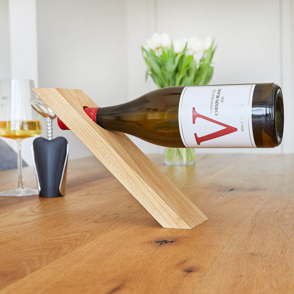 Weinregal Hanglage-Weinhalter für 1 Weinflasche-Schwebende Weinflasche-Holz Eiche-mit Deko auf Tisch