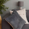 Kissen kuschelig fürs Sofa von Blanketino in creme weiß grau.