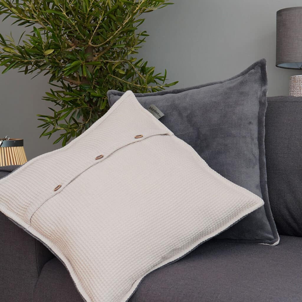 Kissen kuschelig fürs Sofa von Blanketino in creme weiß grau.