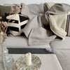 Warme kuschelige Decke fürs Sofa von Blanketino in natur und beige.