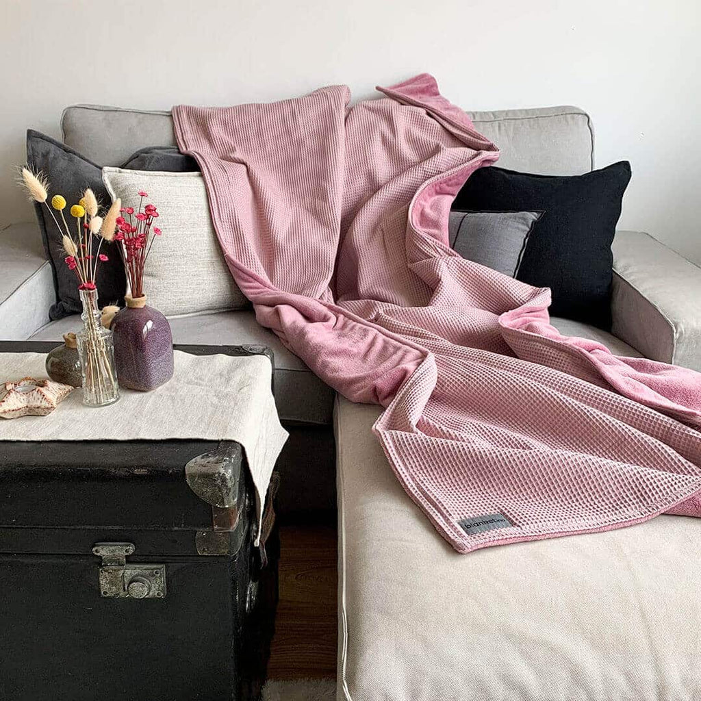 Sofadecke kuschelig und warm von blanketino in rosa.