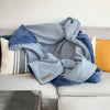 Sofadecke kuschelig und warm von blanketino in wolkenblau und meeresblau.