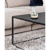 Couchtisch von Metallbude vorm Sofa in schwarz aus Metall  im Detail.