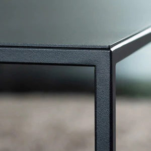 Couchtisch von Metallbude vorm Sofa in schwarz aus Metall 